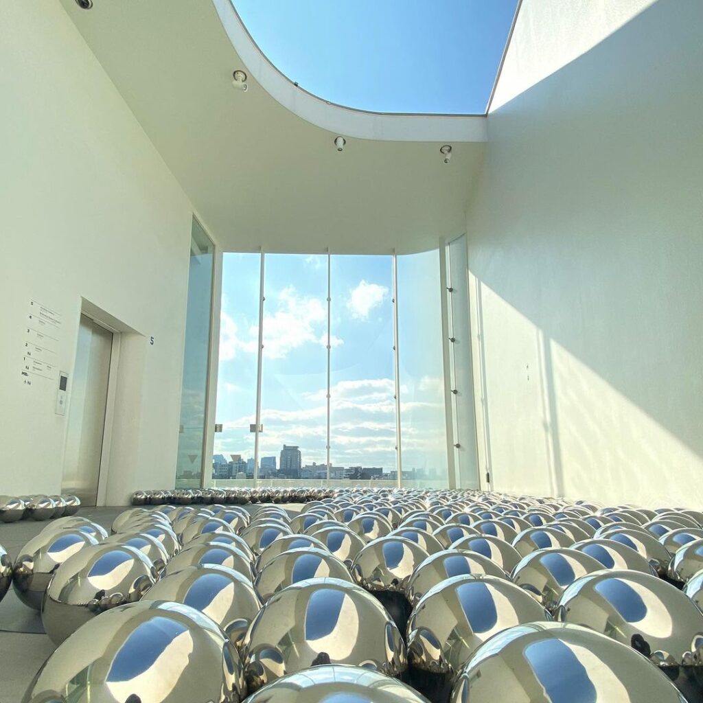 日本草間彌生美術館2023丨5層高展覽！門票購買預約、交通教學！