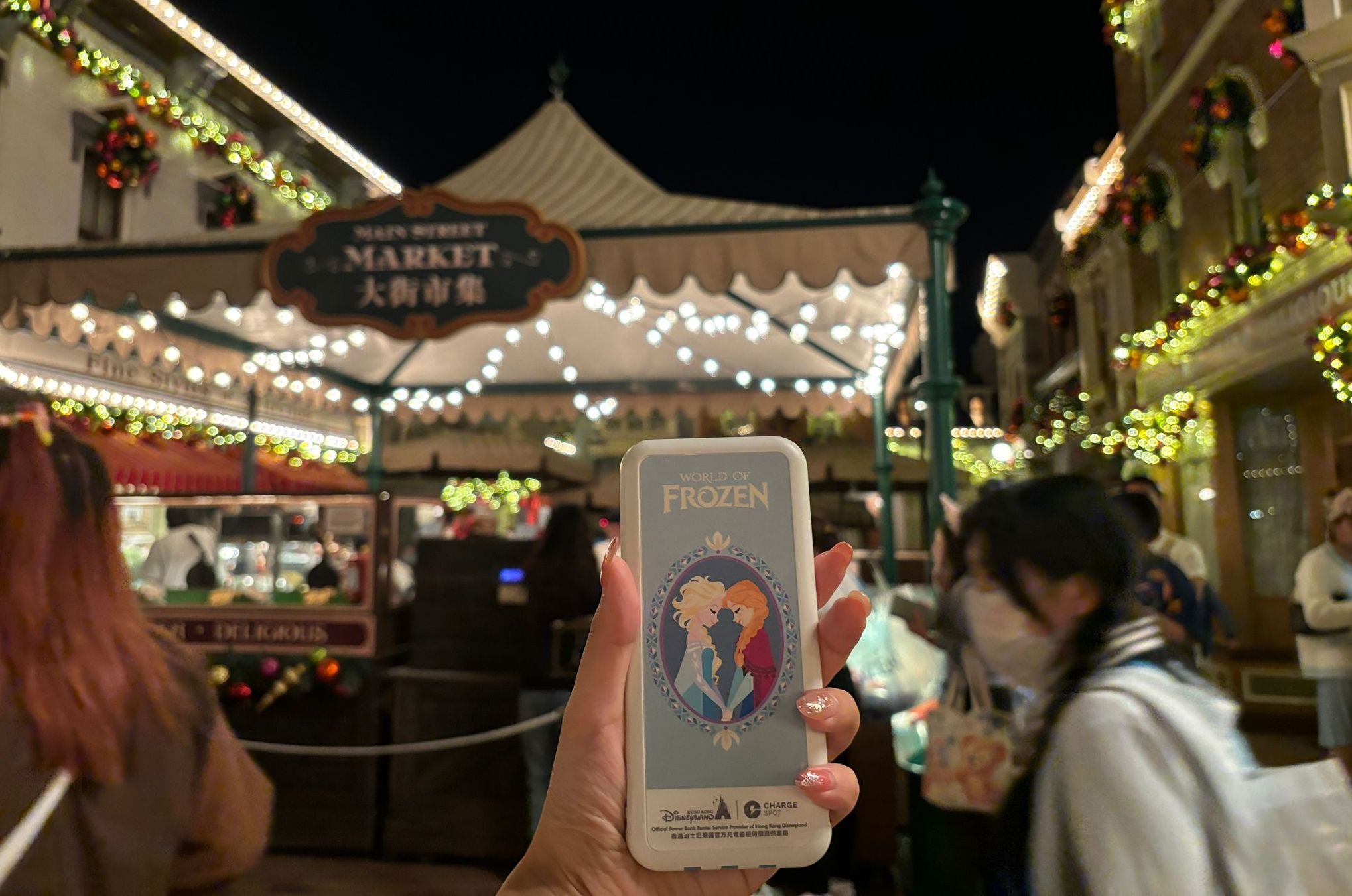 香港迪士尼樂園借尿袋叉電 丨手機冇電有救！8個充電器租借位置