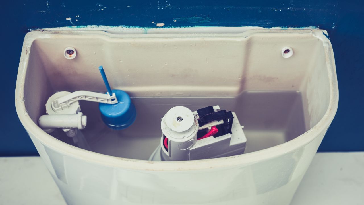 廁所水箱清潔劑丨步驟2.清潔劑放入水箱